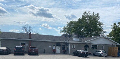 Orchard Beach Lakefront Bar & Grill outside