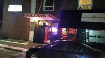 Philly's Pizza One outside