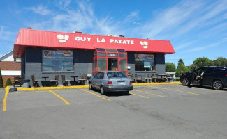 Guy La Patate outside