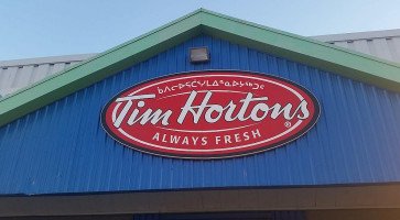 Tim Hortons ᑎᒻ ᕼᐅᐊᑕᓐᔅ outside