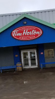 Tim Hortons ᑎᒻ ᕼᐅᐊᑕᓐᔅ outside