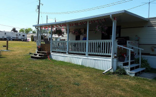 Pike Lake Golf Centre outside