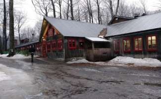 Cabane à Sucre outside