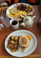 Shakers Diner food