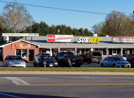 Subway Sandwich Resturant outside