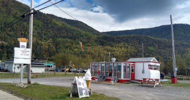 La Cantinière De Mont-saint Pierre outside