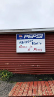 Skipper Hot's Lounge outside