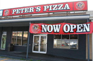 Peter's Pizza Gander outside