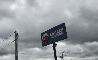 La Cage Aux Sports outside