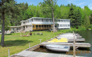 Manoir Du Lac Caché outside