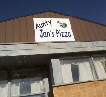 Aunty Jan's Pizza outside