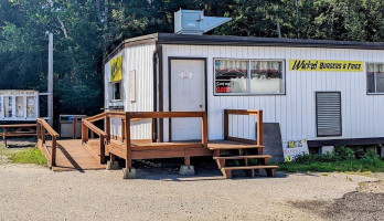 Lumpy's Eats And Treats Chipstand outside