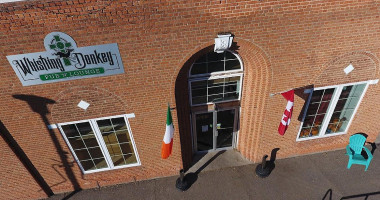 The Whistling Donkey Pub 'n ' Lounge Exterior