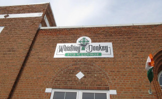 The Whistling Donkey Pub 'n ' Lounge Exterior