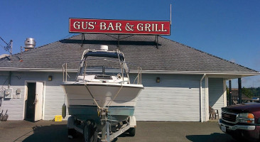 Gus's Pub outside