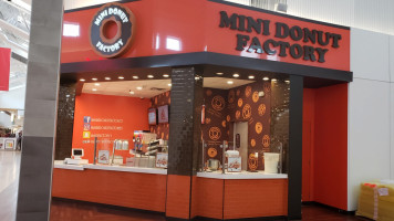 Le Coup Monté Exterior