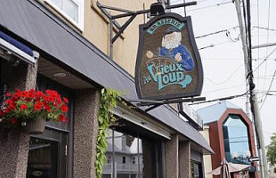 Au Vieux Loup outside
