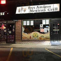 Montana's BBQ & Bar outside