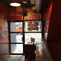 Smoke's Poutinerie inside