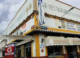 Bud's Bbq outside