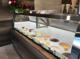 Cream N Sugar Cafe Dentro