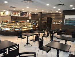 Cream N Sugar Cafe Dentro