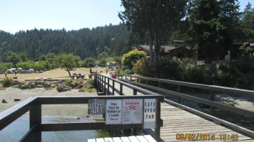 Port Browning Marina Pub and Cafe outside