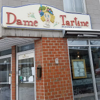 Dame Tartine outside