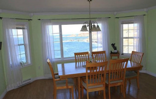 Grates Cove Studios Dentro