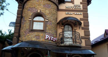 The Cheesecake Cafe outside