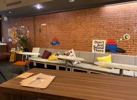 Creekwood Pizza Convenience Store Dentro