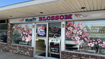 Sushi Blossom outside