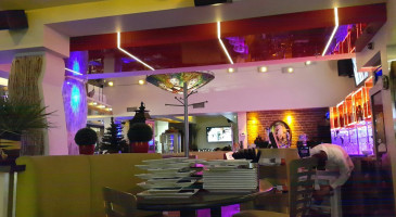 Pizza Hut Stony Plain Dentro