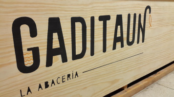 Robbie's Smokehouse & Burger Bar Logo