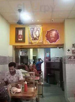 The Schnitzel Shack Dentro