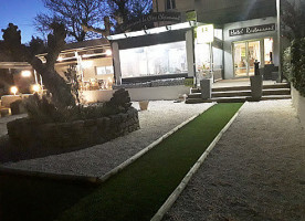 Baskin Robbins outside