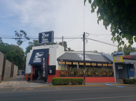 Peters' Drive-In outside
