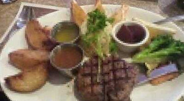 Maple Leaf Queen's Buffet food