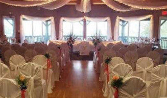 The Dining Room At Eganridge Resort Dentro