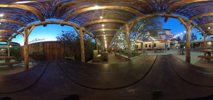 Boston Pizza outside