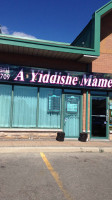 A Yiddishe Mame outside