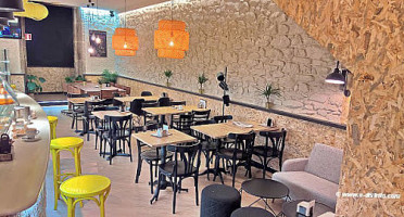 Shawarma On The Falls inside