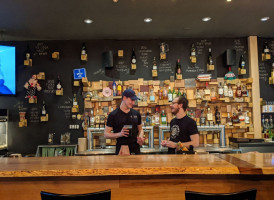 Iggy's Pub & Grub Dentro