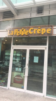 La Petite Crepe outside