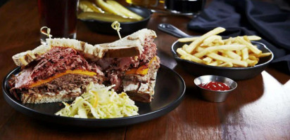 Pickle Barrel Yonge Eglinton Comida