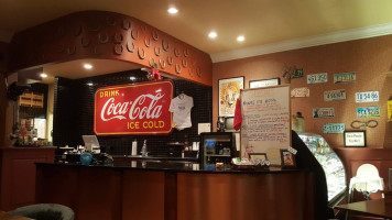 Lucky's Smokehouse inside