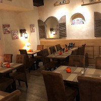 Yellow Cello Cafe Dentro