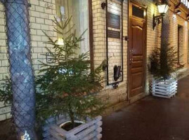 Piccadilly Bistro outside
