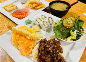 Mi-Ne Sushi House food