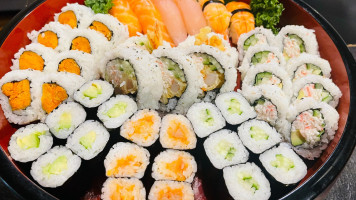 Mi-Ne Sushi House food